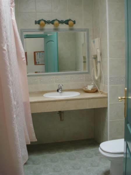 Hostal Manolo Garrucha Luaran gambar